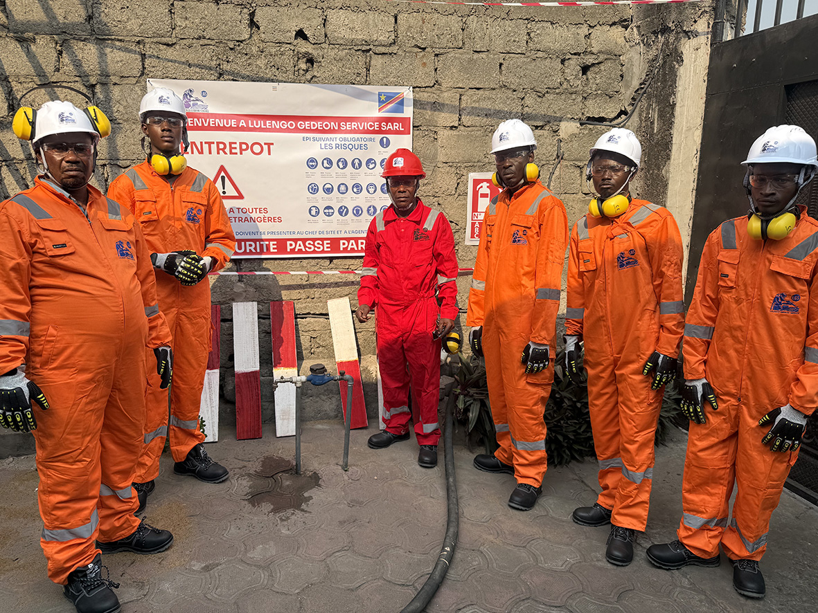 [Image de l'équipe travaillant sur un projet]